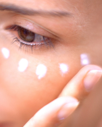 Základné informácie o očnom kréme: prečo klasický hydratačný krém na tvár nestačí