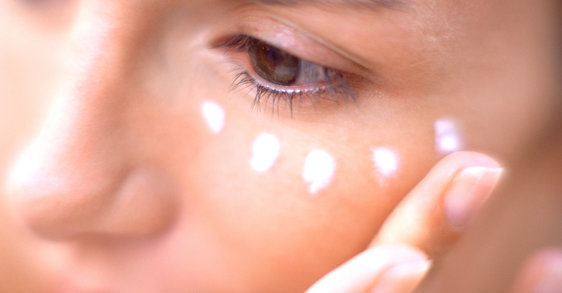 Základné informácie o očnom kréme: prečo klasický hydratačný krém na tvár nestačí