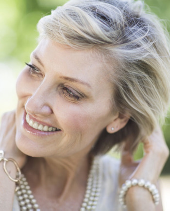 Kľúčové ingrediencie pre zlepšenie jemných vlasov v období po menopauze.