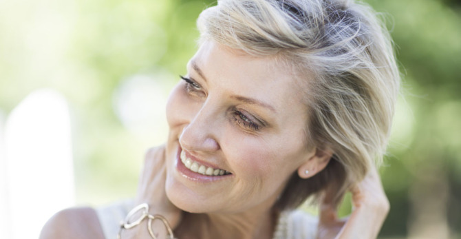 Kľúčové ingrediencie pre zlepšenie jemných vlasov v období po menopauze.